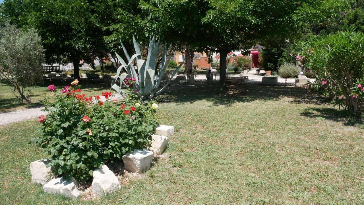 Apartamento Mas Maurane - Le Bougainvillier Aux Portes D'Arles Tarascón Exterior foto
